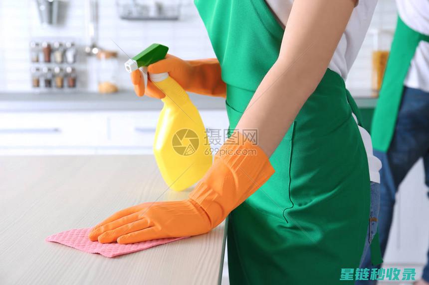 厨房清洁大作战：锅底烧焦如何轻松去除 (厨房清洁大作战小报)