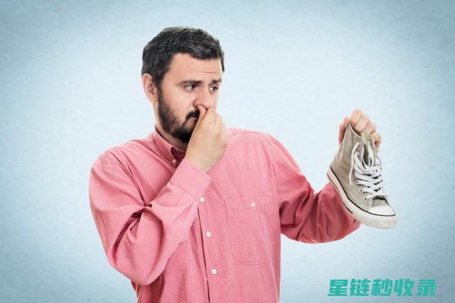 不想让脚臭困扰你？试试这些鞋子除臭好方法 (不让脚臭的方法)
