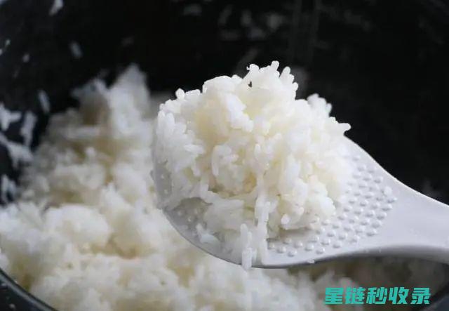 让米饭松软的秘诀：泡米时间的秘密 (让米饭松软的食物)