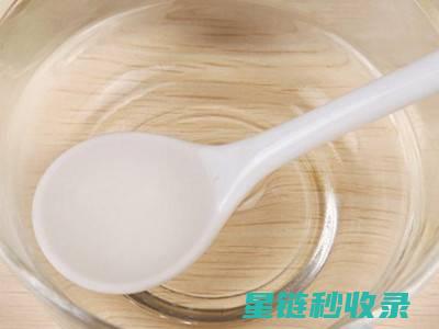 去除衣物汗渍，这些小妙招你必须掌握 (去除衣物汗渍可用什么)